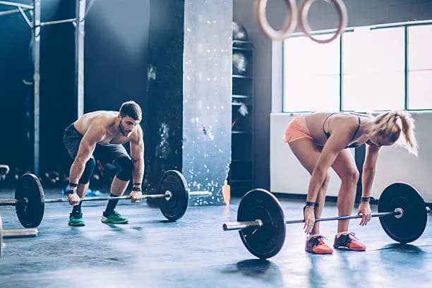 Sporter die zelfstandig traint in de open gym
